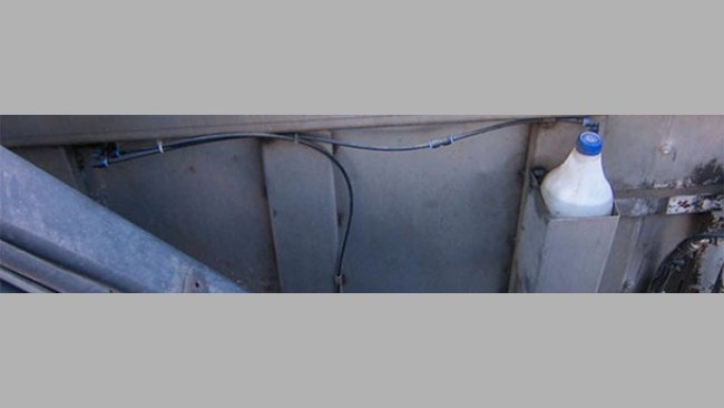 Unikniecie zabrania much przez pojazd jest trudne, jeśli nie niemożliwe, ale stosowanie insektycydów wewnątrz konteneru gdy jest on zamknięty eliminuję część z nich.