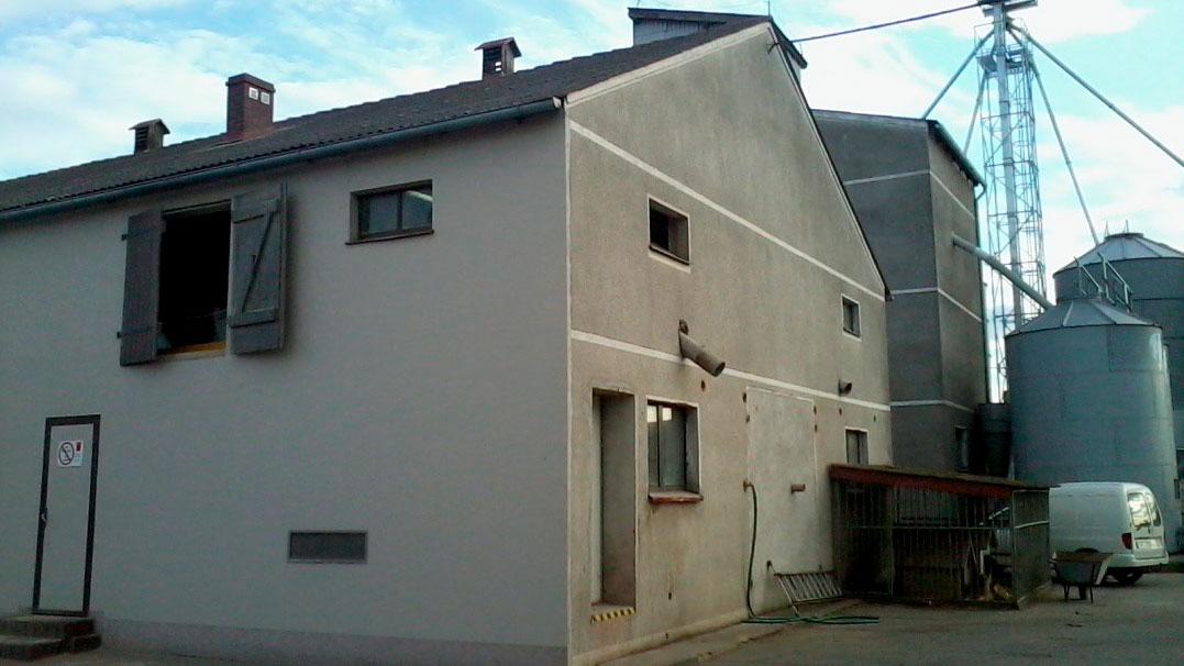 <p>Ryc. 1: Tuczarnia. Widoczne drzwi prowadzące do kom&oacute;r zewnętrzych.&nbsp;</p>
