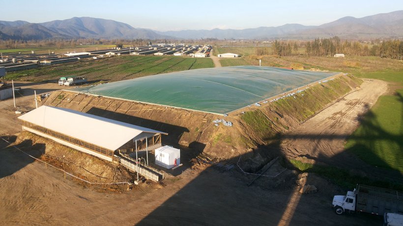 Fot. 3: Przykryta beztlenowa laguna z odzyskiem energii i wykorzystaniem biogazu w El Campesino Plant (Agr&iacute;cola AASA, Chile). Autor zdjęcia: Alejandro Gebauer.
