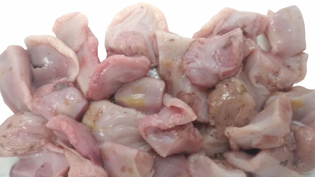 Fot. 1. Języki martwych prosiąt ssących.
