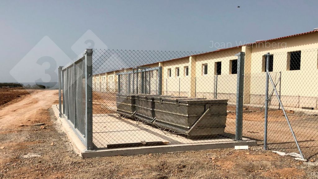 Ryc. 5. Kontenery do utylizacji zwłok ze zr&oacute;żnicowanym dostępem do składowania zwłok i odbioru zwłok. Zdjęcie dzięki uprzejmości Joan Wennberg.
