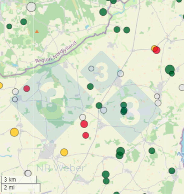 Ryc. 2. Przykład map obszar&oacute;w ze stadami świń zaznaczonymi kolorami według statusu PRRS. Czerwony = serododatni, zielony = seroujemny, ż&oacute;łty = w trakcie zwalczania, biały = nieznany status.
