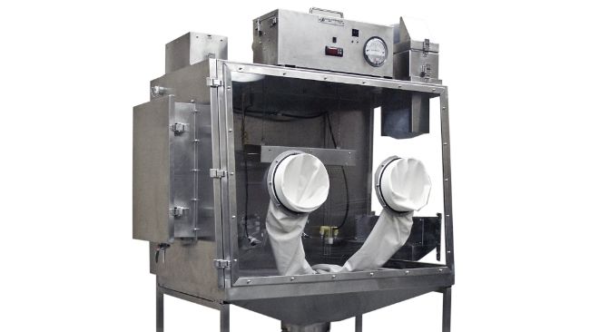 Ryc. 1. Modułowy system izolator&oacute;w dla zwierząt stosowany do ekspozycji loszek na aerozole rozcieńczonego homogenatu płucnego zawierającego szczep 232 M. hyopneumoniae. Źr&oacute;dło zdjęcia:&nbsp;www.altdesign.com
