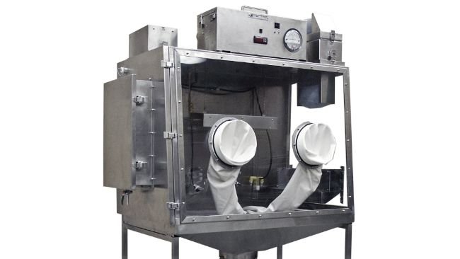 Ryc. 1. Modułowy system izolatorów dla zwierząt stosowany do ekspozycji loszek na aerozole rozcieńczonego homogenatu płucnego zawierającego szczep 232 M. hyopneumoniae. Źródło zdjęcia: www.altdesign.com