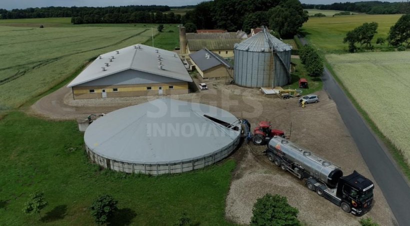 Zakwaszanie niskimi dawkami w celu zmniejszenia emisji metanu z magazyn&oacute;w powinno odbywać się p&oacute;źną wiosną. Obecnie osiąga się to poprzez dodanie kwasu siarkowego (96%) podczas intensywnego mieszania. Zdjęcie: S&oslash;s Lindeborg Pedersen, SEGES Innovation.
